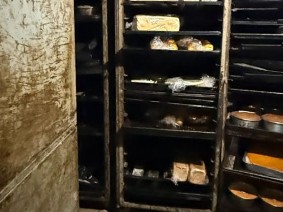 Estantes com alimentos e sujeira em padarias interditadas em Juiz de Fora pela fiscalização sanitária