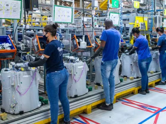 funcionários na linha de produção da fábrica Whirlpool fecha fábrica no México