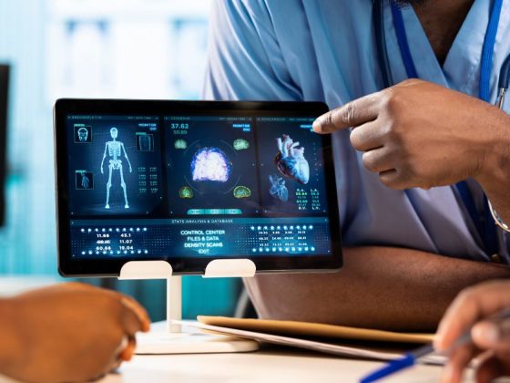 IA do Google ajuda médico a analisar dados clínicos em tablet com imagens diagnósticas de câncer