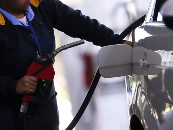 Frentista abastece veículo em posto de combustível; governo prorroga subsídio da gasolina por mais 30 dias