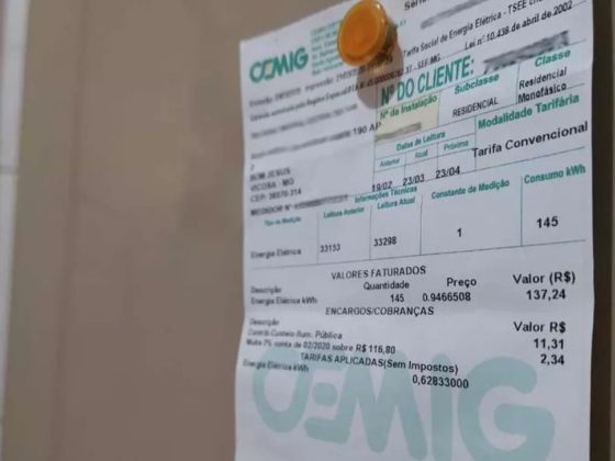 Conta de energia elétrica da Cemig com cobrança indevida de energia elétrica fixada em parede