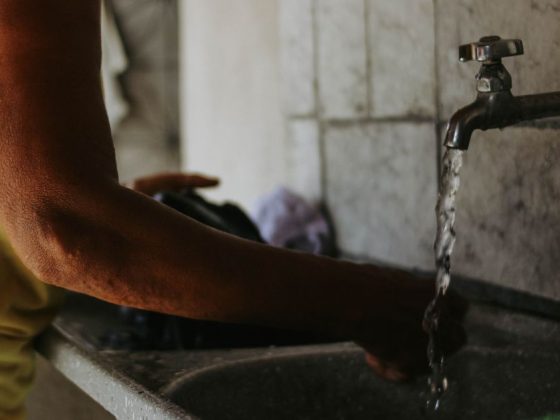 Tarifa mínima de consumo de água em torneira doméstica