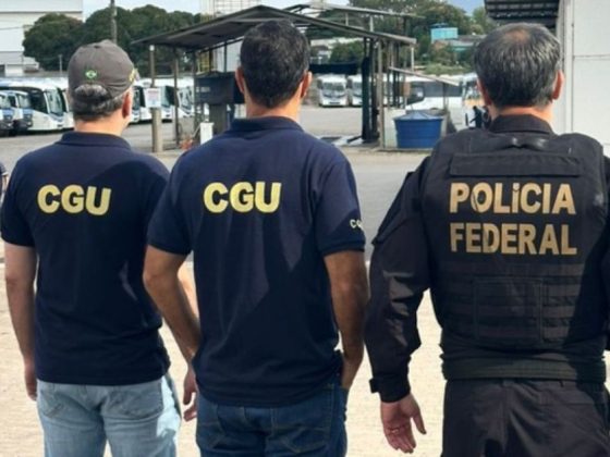 Agentes da CGU e policial federal de costas durante operação, em referência ao custeio de saúde com imposto sobre bets
