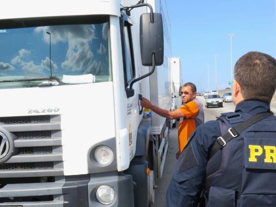 Agente da PRF aborda motorista de caminhão em rodovia durante fiscalização de multa para caminhões em Uberlândia