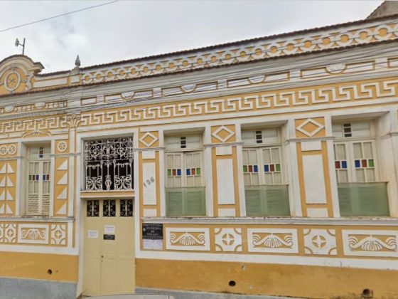 Fachada da Prefeitura Municipal de Miraí, MG, alvo de denúncia por temporários com concurso vigente