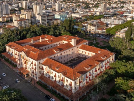 Vista aérea de Poços de Caldas com o Palace Hotel e a Serra de São Domingos ao fundo