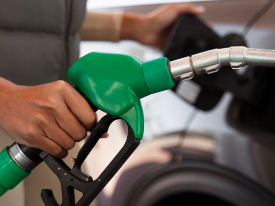 pessoa abastecendo carro com subsídio da gasolina