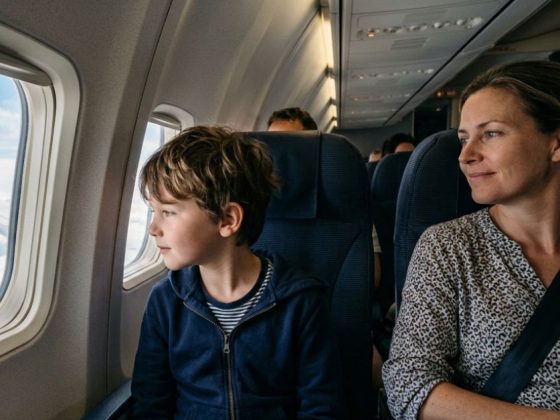 Menor de 16 anos em voo sentado ao lado da mãe na janela do avião