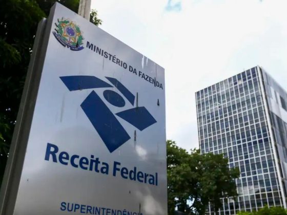 Plataforma Digital da Reforma Tributária: fachada da Superintendência da Receita Federal com placa e prédio ao fundo