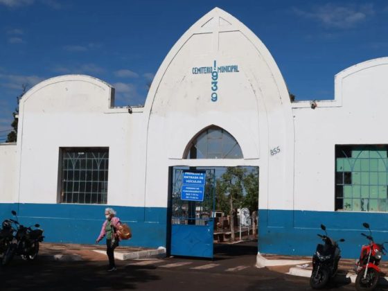 Fachada do cemitério São Pedro, em Uberlândia, com portão azul e inscrição Cemitério Municipal