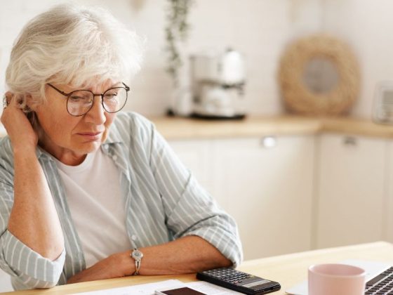 aposentar com 3 salários mínimos: mulher idosa analisa documentos e calcula contribuição ao INSS