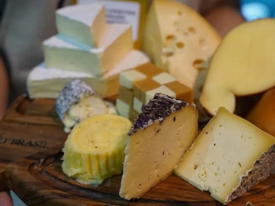 Tábua de madeira com variedades de queijo artesanal expostas no Prêmio Queijo Brasil 2026