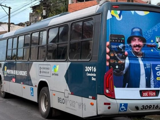 Ônibus da Prefeitura de Belo Horizonte com propaganda de bets em BH da Esportes da Sorte na traseira do veículo