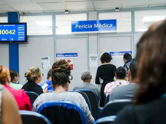 Segurados aguardam atendimento em sala de espera de mutirão de perícia médica do INSS
