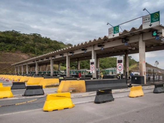 Praça de pedágios da BR-381 em Minas Gerais com cancelas e sinalização de cobrança eletrônica
