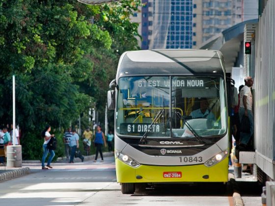 Ônibus de Belo Horizonte parado em ponto com passageiros ao fundo, representando as linhas de ônibus em BH extintas pela PBH