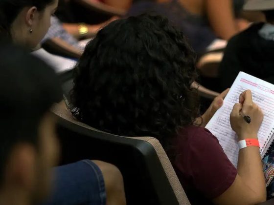 Estudante faz anotações em caderno durante aula, representando as inscrições para o Fies do segundo semestre de 2026