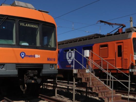 Vagão do metrô de BH sai dos trilhos: composições laranja da frota do Metrô BH no pátio de manutenção
