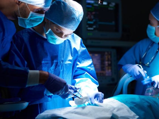 Equipe médica realiza robô autônomo para cirurgia de joelho em centro cirúrgico