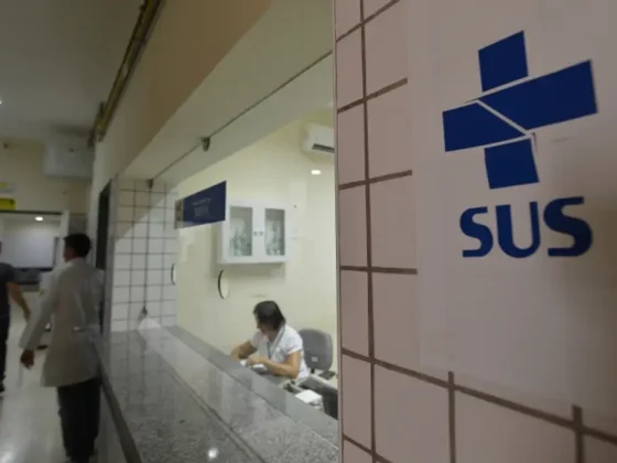 Corredor de hospitais conveniados ao SUS com logotipo da rede na parede