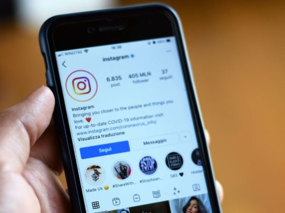 Mão segura celular com perfil do Instagram aberto, rede social alvo de polêmica após ação de divulgação das Contas para Adolescentes em escolas