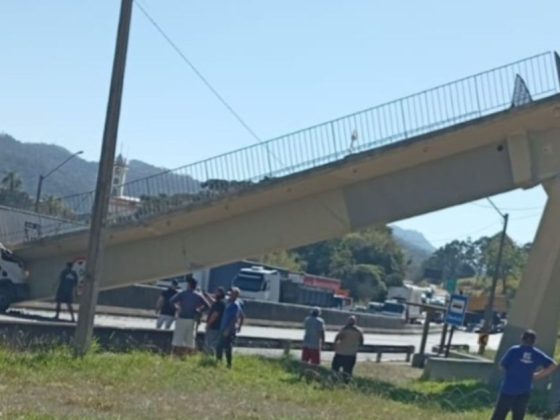 Passarela caída sobre a rodovia Fernão Dias após ser atingida por carreta