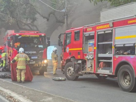 Viaturas e militares do Corpo de Bombeiros no combate ao incêndio no prédio abandonado da Oi, em Belo Horizonte