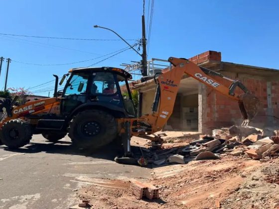 Retroescavadeira realiza demolição de casas em Juiz de Fora no bairro São Bernardo após chuvas de fevereiro