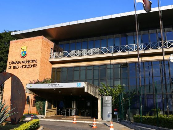 Fachada do prédio da Câmara Municipal de Belo Horizonte em dia ensolarado, local onde foi promulgada a lei do Dia Municipal do Conservadorismo.