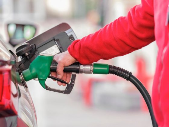 Pessoa abastecendo carro com combustíveis na Grande BH em posto de gasolina