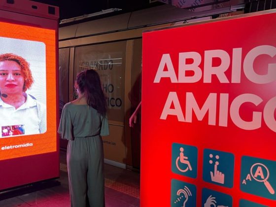 Sistema Abrigo Amigo em ponto de ônibus de BH mostra mulher em videochamada com atendente à noite