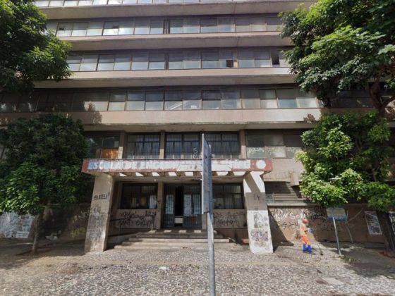 Fachada da Escola de Engenharia da UFMG abandonada no Centro de Belo Horizonte, com pichações na entrada