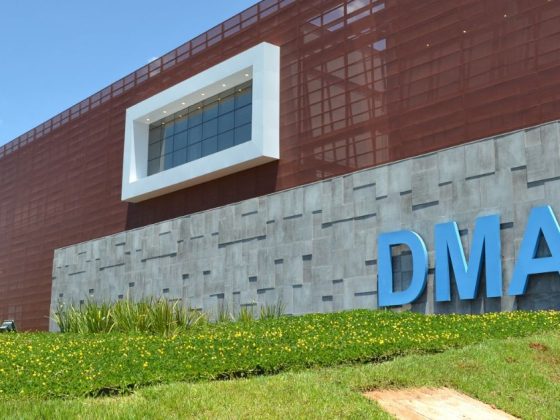 Fachada do Dmae com letreiro azul e jardim — concurso do Dmae abre vagas em Uberlândia