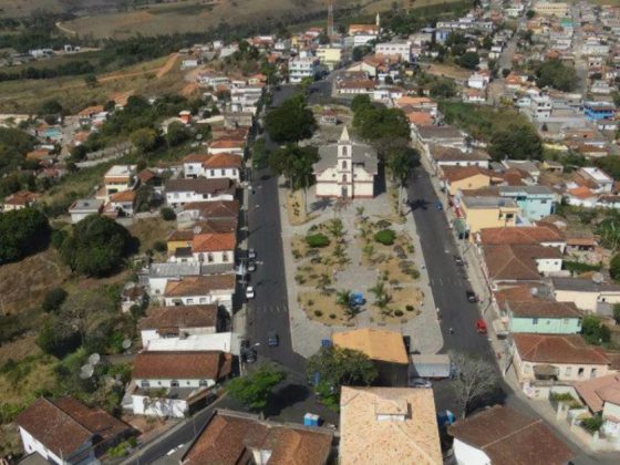 Vista aérea de Cana Verde, a Hollywood Caipira de Minas Gerais, com igreja matriz ao centro da cidade