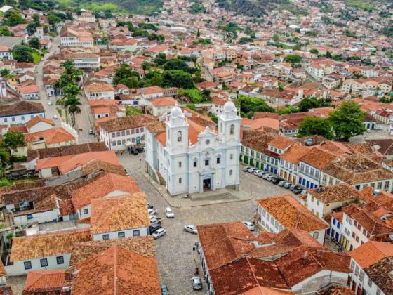 voos para Diamantina — vista aérea do centro histórico com a Igreja do Carmo em destaque