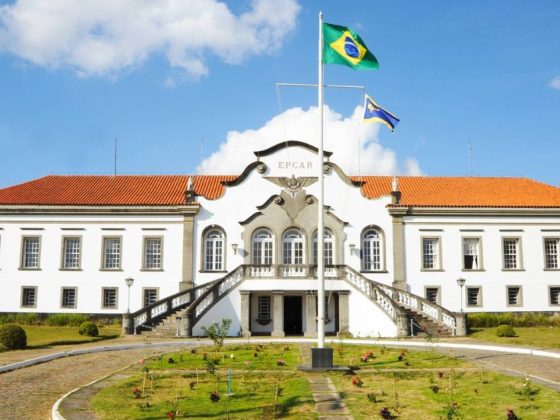 Fachada da Epcar, escola com melhor nota no Ideb 2025, em Barbacena, Minas Gerais