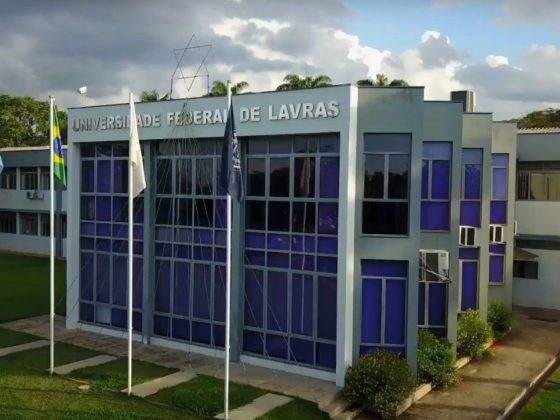 Fachada da UFLA com bandeiras em frente ao prédio da reitoria