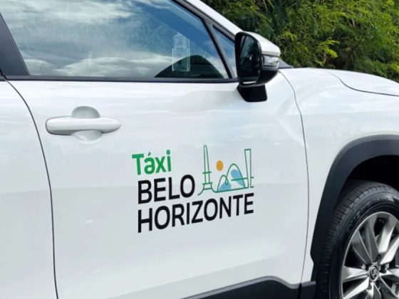 Veículo com adesivo da nova marca do serviço de tarifa de táxi em BH