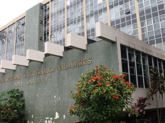 Fachada da Câmara Municipal de Governador Valadares com letreiro em dourado e jardim na entrada