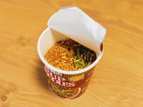 Embalagem de Cup Noodles aberta, produto da nova fábrica da Nissin prevista para Ponta Grossa (PR)