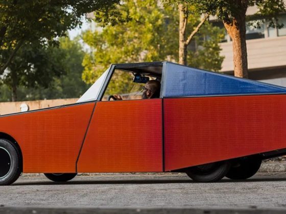 Protótipo de carro elétrico solar Deep Orange 17 com células fotovoltaicas na carroceria em movimento