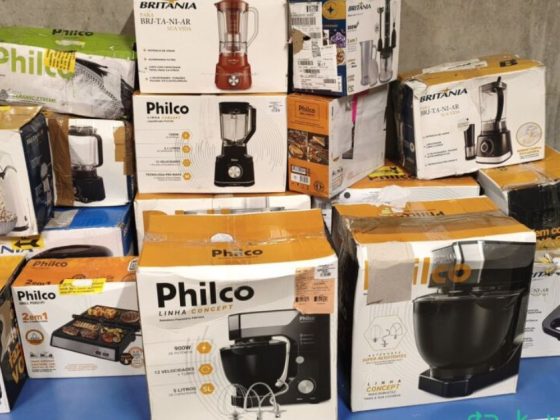 Caixas de eletrodomésticos das marcas Philco e Britânia empilhadas no estoque do leilão da Casas Bahia
