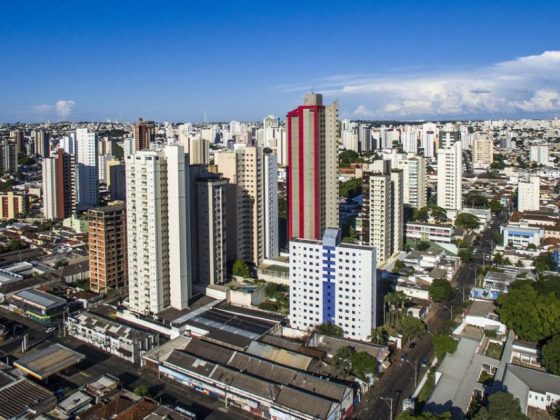 Vista aérea de Uberlândia mostrando prédios e a malha urbana da cidade, que aparece entre as melhores em qualidade de vida em Uberlândia no ranking nacional da Veja Negócios.