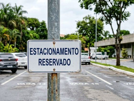 Placa de estacionamento reservado em hospital, referente à lei de vagas de estacionamento para padres e pastores derrubada pelo TJMG