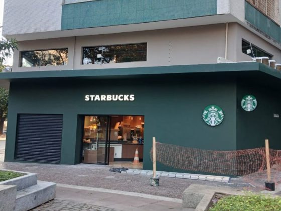 Fachada da Starbucks na Savassi em construção na esquina da Rua Antônio de Albuquerque com a Avenida Getúlio Vargas, em Belo Horizonte