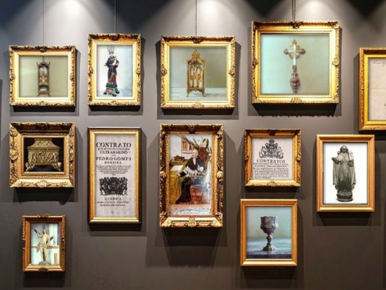 Painel com imagens sacras e objetos históricos, parte da coleção de bens culturais desaparecidos de Minas Gerais