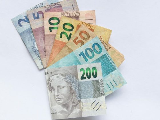 Dinheiro representando a busca por crédito dos pequenos negócios em Minas.