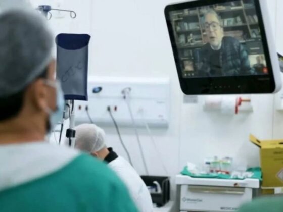 Médicos reunidos para fazer cirurgia robótica.
