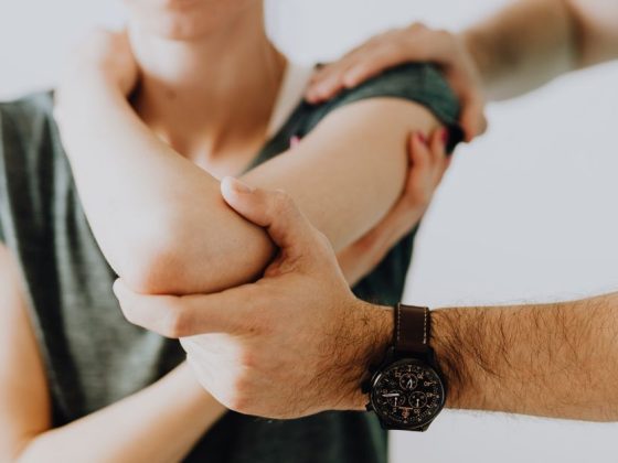Pessoa recebe atendimento fisioterapêutico em clínica gratuita de fisioterapia.