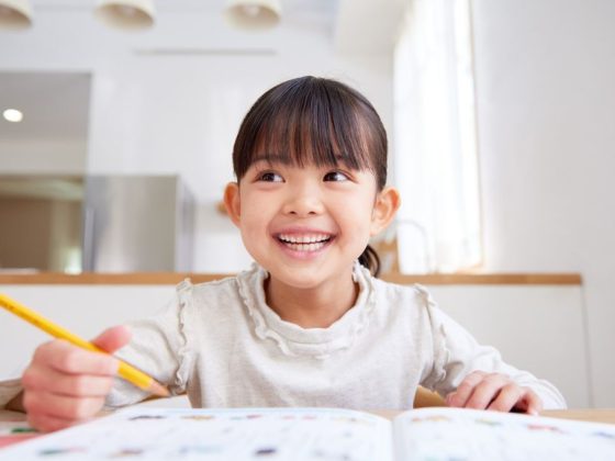 Criança estudando, representando o ensino de Montes Claros na liderança.